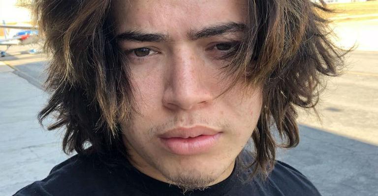 Whindersson Nunes escorrega em xixi do cachorro e diverte internautas com reação