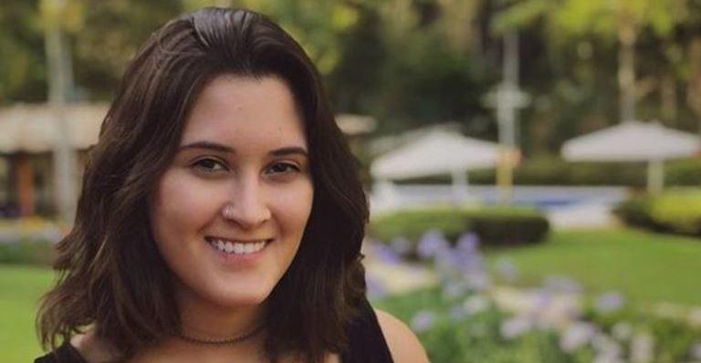 Beatriz Bonemer, filha de Fátima Bernardes, renova o bronze e surge igualzinha a mãe
