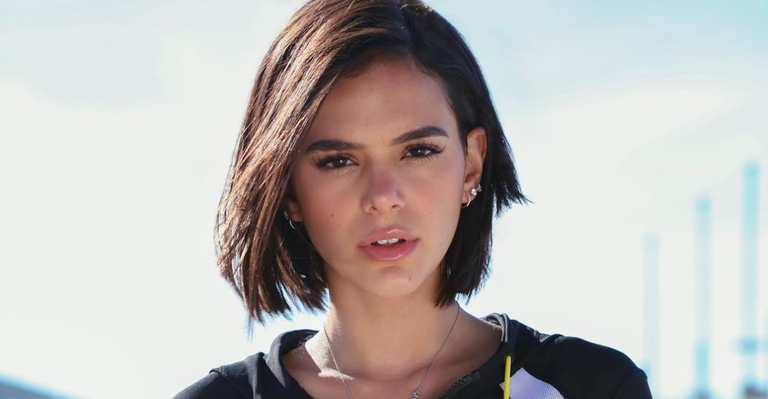 Bruna Marquezine compra tudo que vê pela frente e é flagrada com várias sacolas no shopping