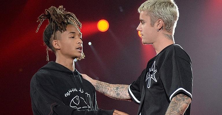 Justin Bieber diz que namorava Jaden Smith em brincadeira e tem ataque de ciúmes