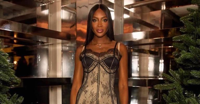 Aos 48 anos, Naomi Campbell faz topless em novo ensaio