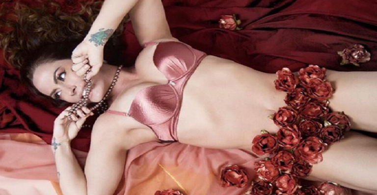 Núbia Oliver posta foto sexy e fala sobre “ejaculação feminina”