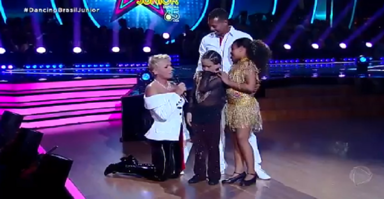 Criança chora e Xuxa toma atitude comovente no Dancing Brasil Junior