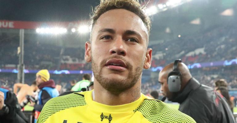 No Brasil, Neymar Jr. causa tumulto em shopping e pede desculpas por falta de atenção aos fãs