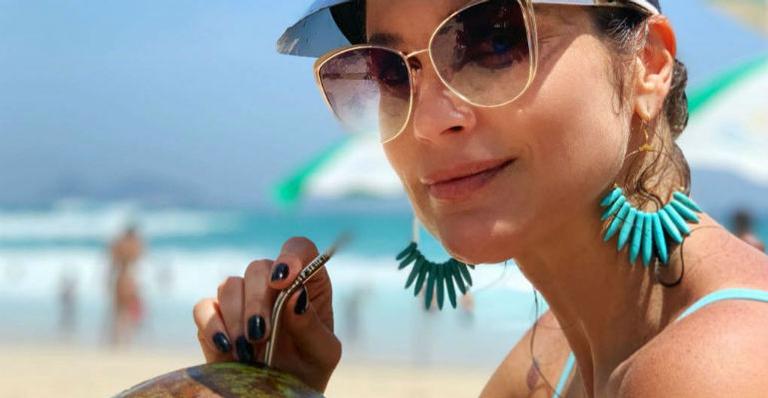 Flávia Alessandra curte dia de praia em família no Rio de Janeiro