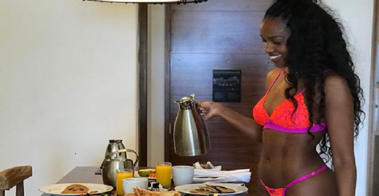 Iza surpreende de lingerie no café da manhã