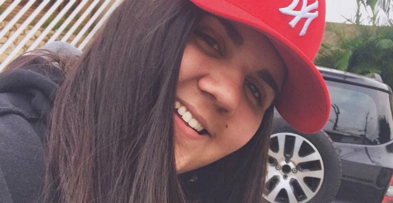 Ônibus da cantora Yasmin Santos sofre grave acidente e motorista morre