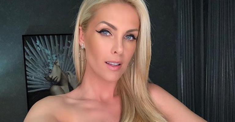 Ana Hickmann curte piscina gigante com o filho, mas churrasqueira simples no chão rouba a cena