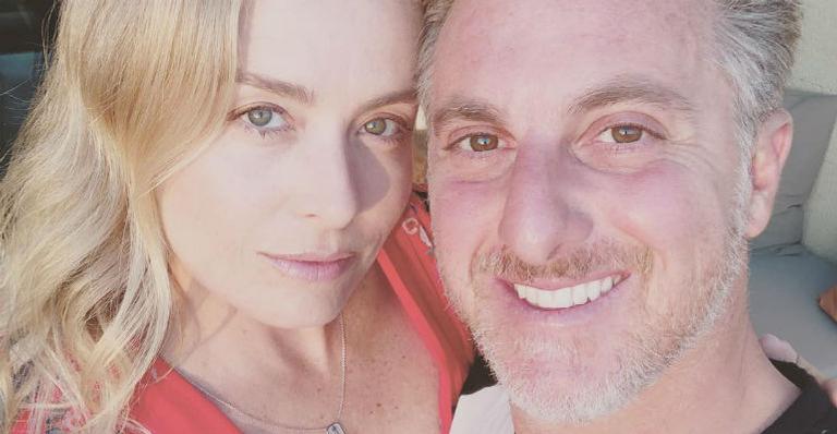 Luciano Huck flagra Angélica de biquíni e elogia: ”Gata do verão”