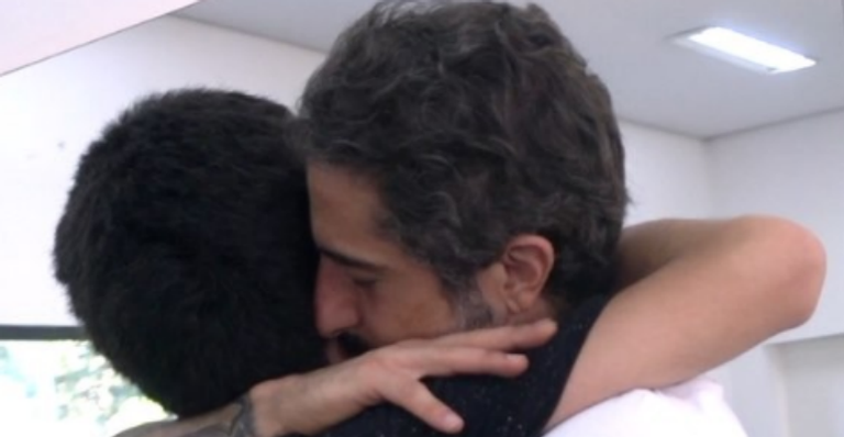 Marcos Mion se emociona com apresentação de dança do filho, Romeo