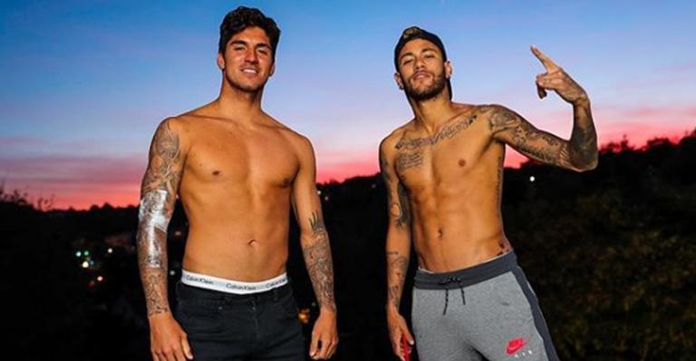 Neymar Jr. surge de pijama hilário em festa de Gabriel Medina