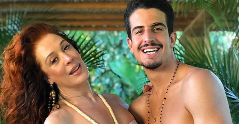 Enzo Celulari prepara festa surpresa para Claudia Raia e se declara: ”Mãe mais gostosa que existe”