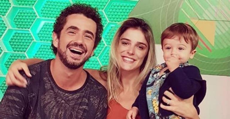 Fofura! Rafa Brites posa em clima natalino ao lado de Felipe Andreoli e do filhinho Rocco