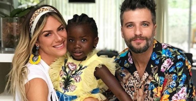 Giovanna Ewbank e Bruno Gagliasso encantam ao escolherem Papai Noel negro para o Natal de Titi