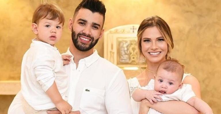 Fofura! Andressa Suita encanta ao mostrar a família combinando o look de Natal