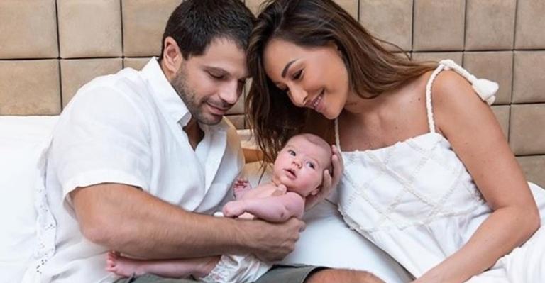Fofura! Sabrina Sato se derrete ao mostrar Zoe vestida de Mamãe Noel em seu primeiro Natal