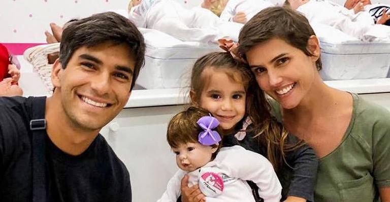 Aos 3 anos, Maria Flor ganha carro de presente e Deborah Secco se derrete: ”Fenômeno no volante”