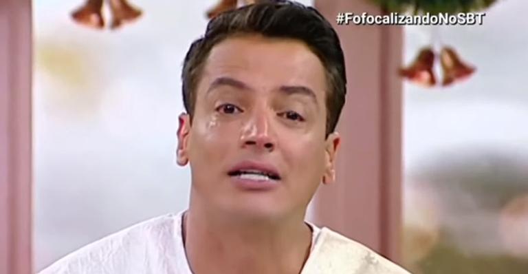 Leo Dias desabafa sobre vício em cocaína e vai aos prantos no ‘Fofocalizando’