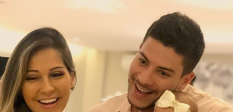 Arthur Aguiar decide mostrar o rostinho da filha e lamenta críticas: ”Isso aqui já era”