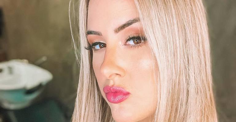 Patrícia Leitte “quebra internet” com decote megaprofundo em passeio casual