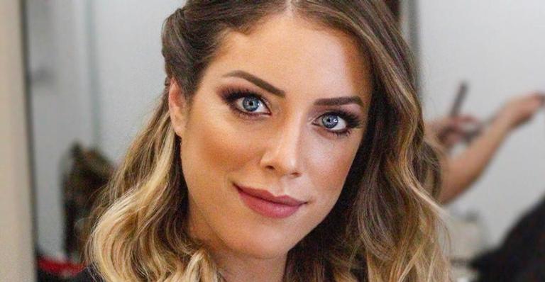 Grávida, Fabiana Justus exibe barrigão na piscina: ”Só agradeço”