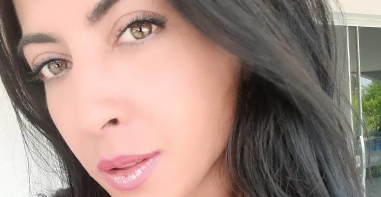 Com biquíni micro, ex-BBB Priscila Pires impressiona ao exibir corpão definido ao lado do marido