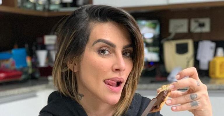 Cleo deixa seios à mostra ao usar look com decote curioso e causa alvoroço na web