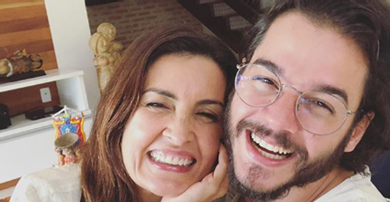 Fátima Bernardes surge saindo do mar e Túlio Gadelha baba pela amada: ”Huuum”