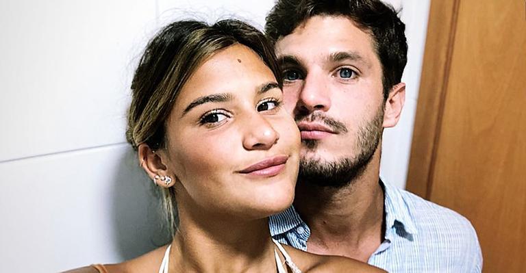 Giulia Costa exibe momento de romance com o namorado em cenário paradisíaco