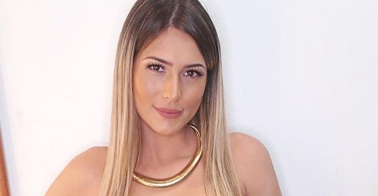 Com biquíni fio-dental, Lívia Andrade exibe bumbum na nuca em lugar paradisíaco