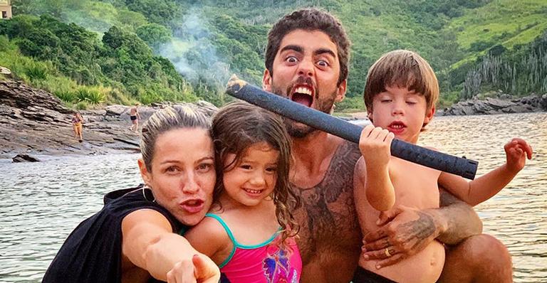 Na praia, Luana Piovani exibe momento de descontração com marido e filhos