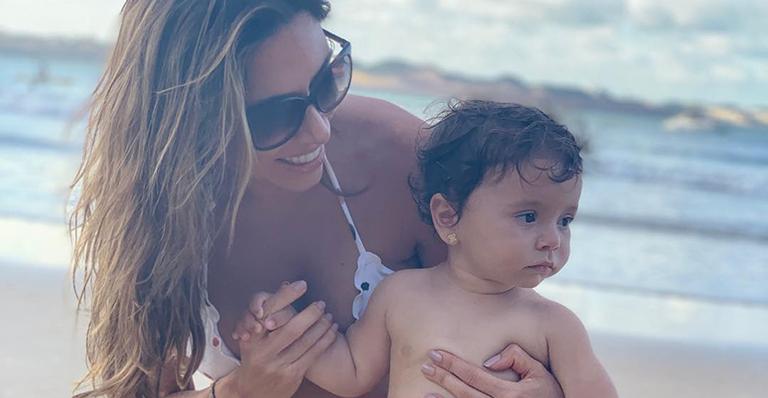 Fofura! Patrícia Abravanel mostra a filha, Jane, ensaiando os primeiros passos