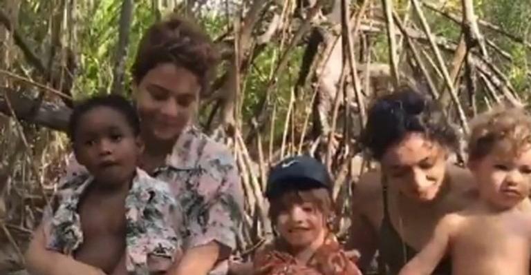 Leandra Leal e Sophie Charlotte curtem juntas passeio de barco com dos filhos