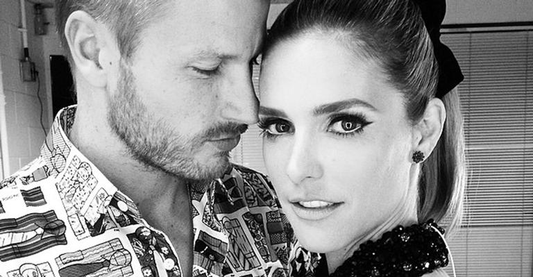 De topless, Fernanda Lima é flagrada fazendo faxina com Rodrigo Hilbert: ”Nosso amor é gostoso”