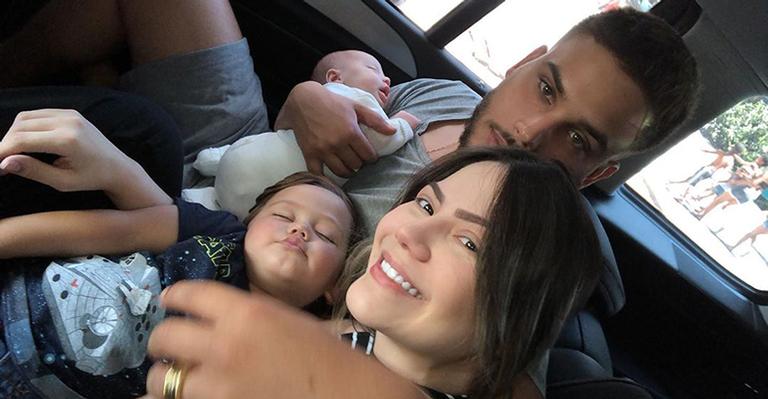Sarah Poncio posa ao lado de Jonathan Couto e faz desabafo: ”Foi o ano mais difícil da minha vida”