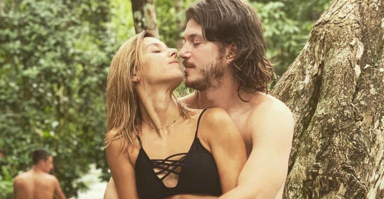 Cris Dias posa em clima de romance com Caio Paduan: ”Obrigada, 2018”