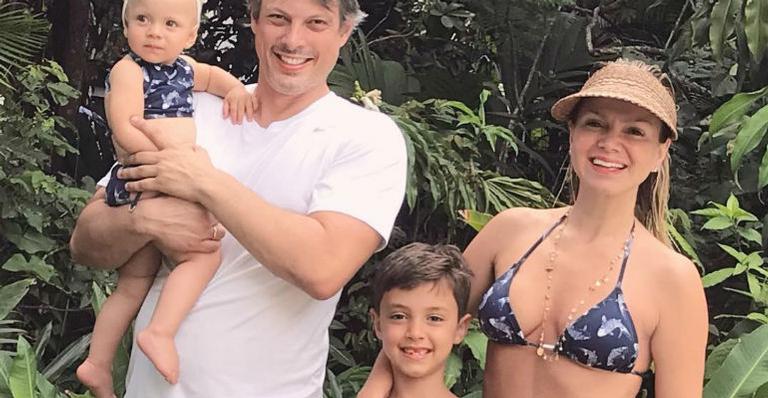 Eliana deseja feliz ano novo com foto da família reunida