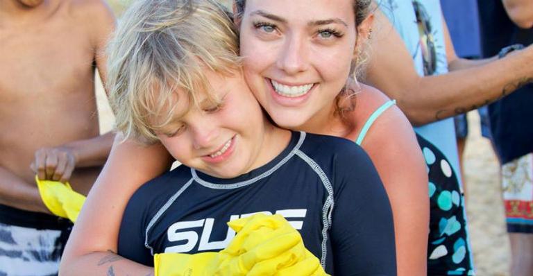Filho de Neymar, Davi Lucca ajuda a recolher lixo na praia com a mãe, Carol Dantas