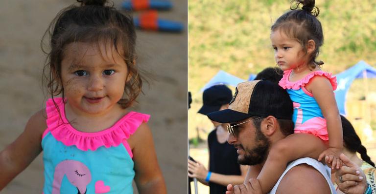 Madalena, filha de Bruno Gissoni e Yanna Lavigne, rouba a cena em dia de praia