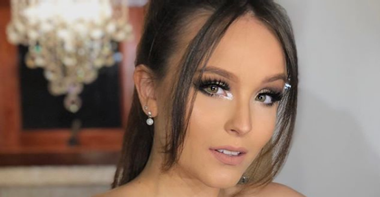 Em sua casa nos EUA, Larissa Manoela mostra carro rosa avaliado em R$100 mil que ganhou de presente