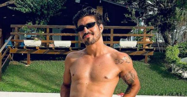 Caio Castro aparece com a barriga estufada e brinca: ”5 quilos”