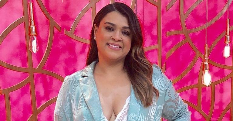 De biquíni, Preta Gil sensualiza e curte começo de férias ao lado dos amigos