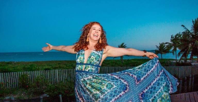 Claudia Raia posa de biquíni aos 52 anos e surpreende: ”Sem retoques”