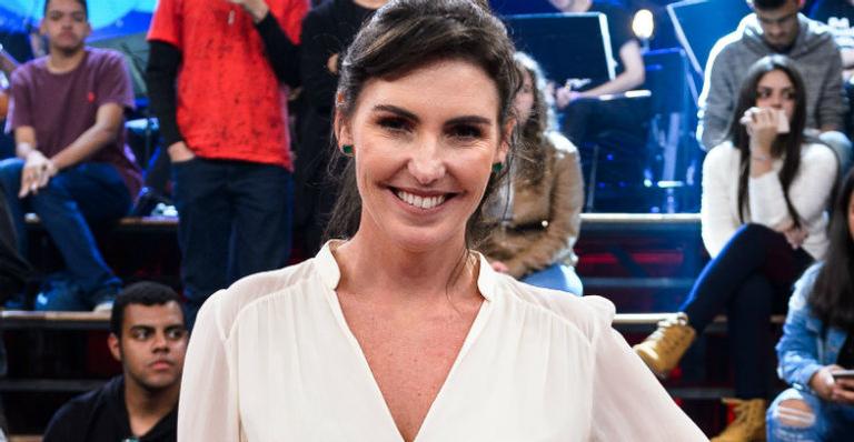 Aos 44 anos, Glenda Kozlowski exibe corpão em dia de praia no Rio de Janeiro
