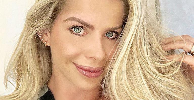 Karina Bacchi curte dia de praia em família com looks combinando