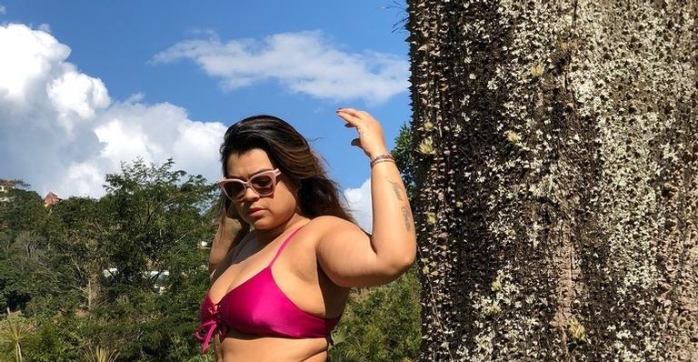 Preta Gil exibe estrias e celulite na praia e dá show de autoestima
