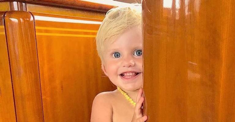 Fofura! Enrico Bacchi vira surfista durante passeio na praia