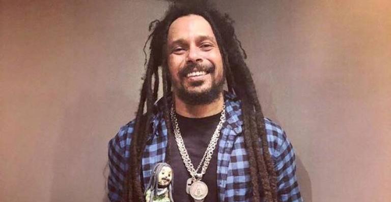 Namorando uma australiana, Marcelo Falcão anuncia que será pai de um menino
