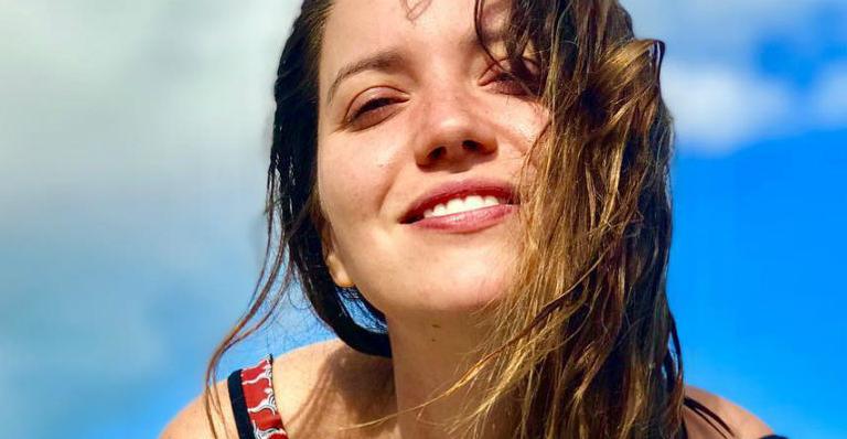 Discreta, Nathalia Dill posa aos beijos com o namorado em raro clique