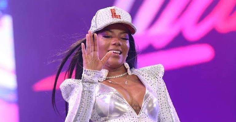 Mudança radical! Ludmilla choca ao aparecer ruiva